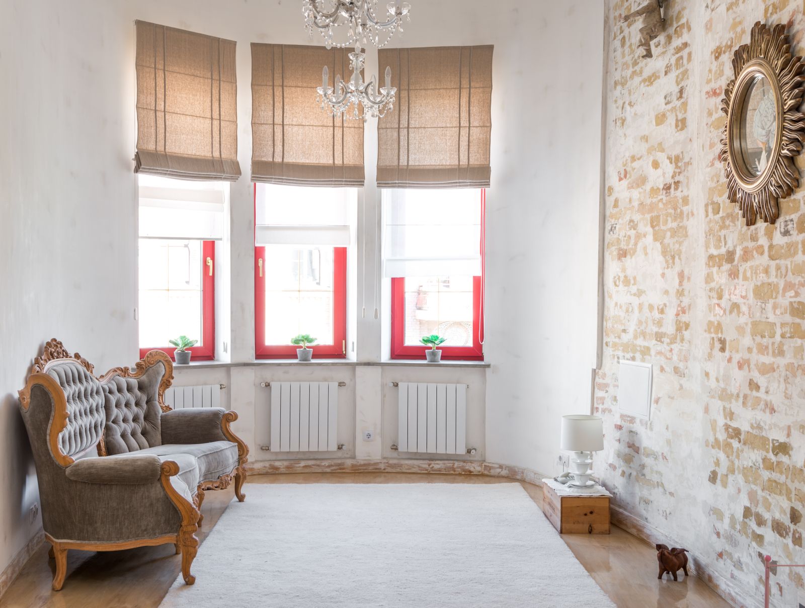 Temiz stor perdeli aydınlık salon